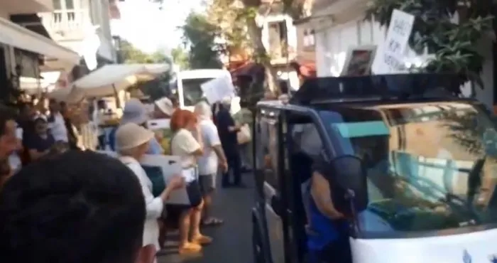 Büyükada’da İBB’nin ’azmanbüs’lerine davullu zurnalı protesto!