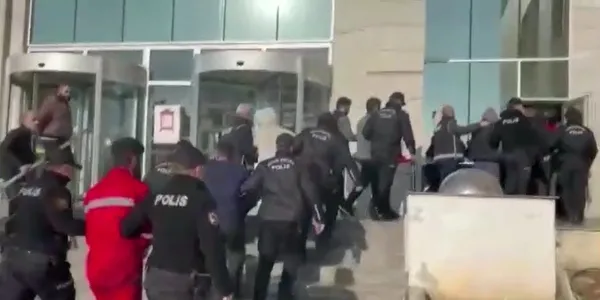 kocaelide-film-gibi-olay-bir-kisiyi-rehin-alarak-500-bin-tl-fidye-isteyen-suphelilere-operasyon-1668416537131.jpg Kocaeli’de film gibi olay! Bir kişiyi rehin alarak 500 bin TL fidye isteyen şüphelilere operasyon - 2