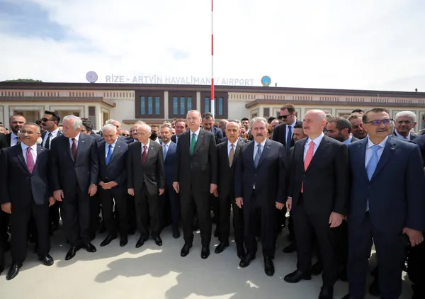 Başkan Erdoğan Rize-Artvin Havalimanı'nı uçağın kokpitinden inceledi - 2