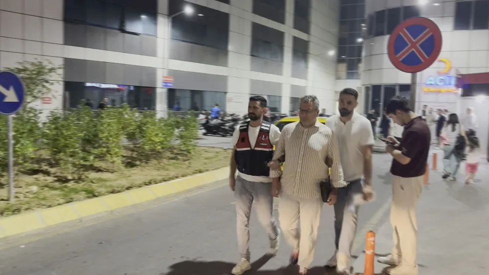 cem-kucuk-sorusturmasinda-flas-gelisme-gazeteci-tahir-sarikaya-gozaltina-alindi-hesaplardaki-kripto-trafigi-de-1785783216639.jpg Cem Küçük soruşturmasında flaş gelişme! Gazeteci Tahir Sarıkaya gözaltına alındı: Hesaplardaki kripto trafiği deşifre oldu - 2