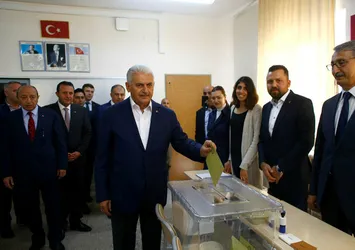 Başbakan Binali Yıldırım İzmir'de oyunu kullandı