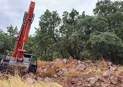 Sakarya'da define avcılığı! İş makinesiyle kazı yapan 5 şüpheli gözaltına alındı