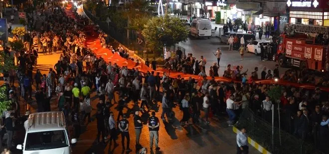 Şırnak’ta 300 metrelik Türk bayrağıyla fener alayı düzenlendi