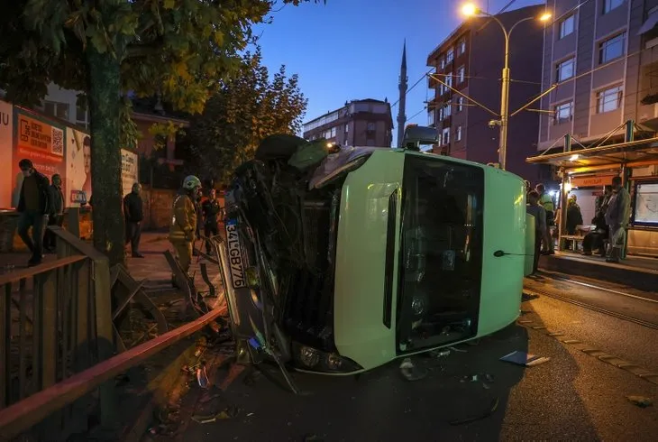 Güngören’de korkutan kaza! Servis minibüsü tramvay yoluna devrildi