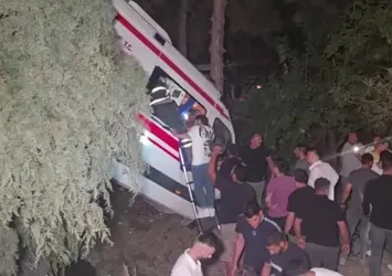 Ambulans kontrolden çıktı bahçeye uçtu: Feci kaza kamerada