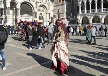 Tarihi Venedik Karnavalı başladı