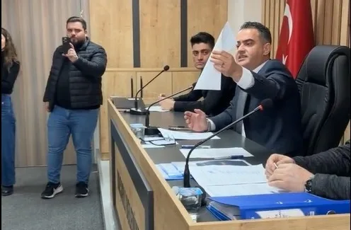 chpli-baskandan-skandal-harekt-meclis-uyesine-kufurler-yagdirip-kovmaya-calisti-1772490502041.jpg Meclis üyesine hakaret edip salondan kovmaya çalıştı - 4