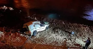 Kontrolden çıkan otomobil dereye uçtu!