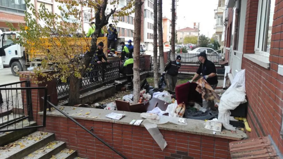 Koku şikayeti üzerine gittiler! Evden tam 45 ton çöp çıkarıldı | Eskişehir'de ekipleri şaşkına çeviren olay