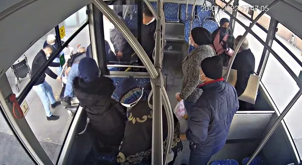1642792703957.jpg Belediye otobüsünde zamanla yarış! Sakarya'da kalp krizi geçiren vatandaşı belediye otobüsü şoförü hastaneye yetiştirdi - 5
