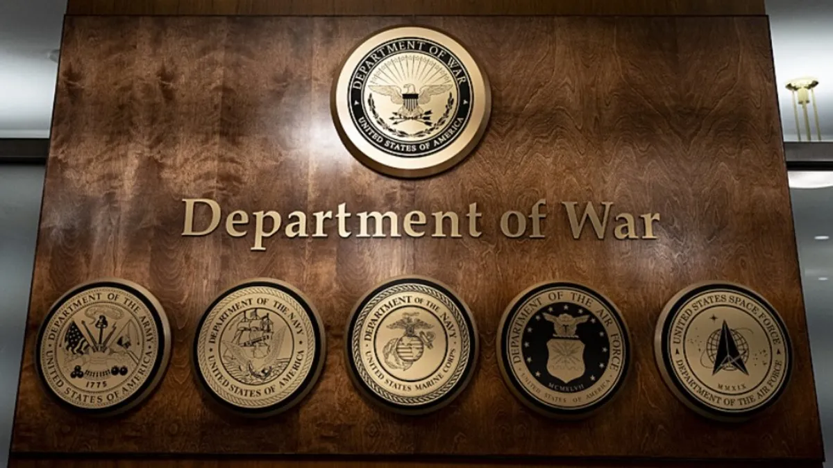 Trump Pentagon'un adını "Savaş Bakanlığı" olarak değiştirdi! İşte yeni logolu tabelalar