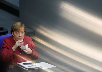 Almanya Başbakanı Merkel AstraZeneca aşısı oldu