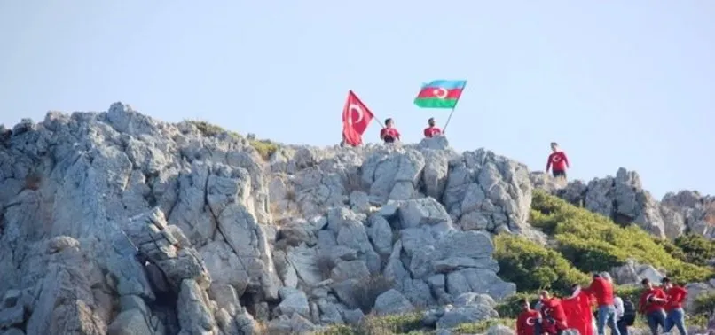 Yunanistan'ın gözünün önünde dalgalandı! Adaya dev Türk bayrağı