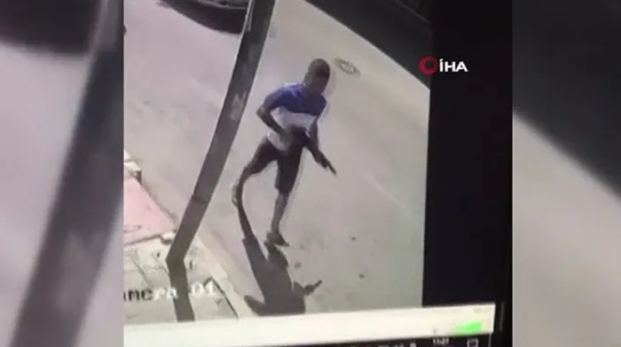 İzmir'de alacaklıların kavgasında silahlar konuştu: 1'i ağır 3 yaralı | Pompalı tüfekli kavga güvenlik kamerasına yansıdı - 3