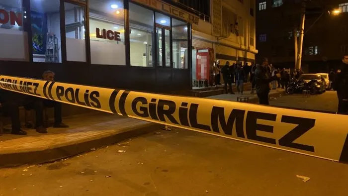 kahveyi-basip-otomatik-silahla-havaya-ates-ettiler-kar-maskeli-sahislarin-silahla-kahve-basma-ani-guvenlik-kam-1712871353550.jpg Kahveyi basıp otomatik silahla havaya ateş ettiler! Kar maskeli şahısların silahla kahve basma anı güvenlik kamerasına yansıdı - 3