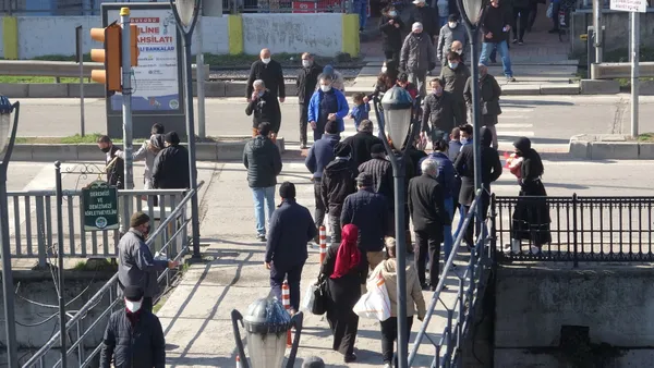 1614003083709.jpg 16 kişide mutasyonlu virüs görülmüştü! Zonguldak'ın sokakları tıklım tıklım! - 3
