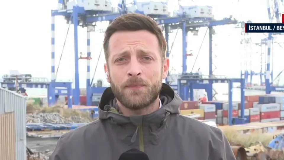 Konteyner yüklü gemi yan yattı! A Haber olay yerinde