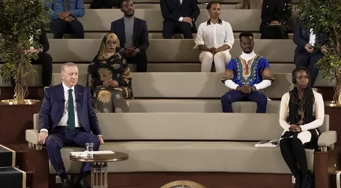 Başkan Erdoğan Afrikalı gençlerle buluştu! Afrikalı öğrencinin dilinden! Zulmü Alkışlayamam şiiri