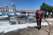 Park halindeki otomobil alev alev yandı