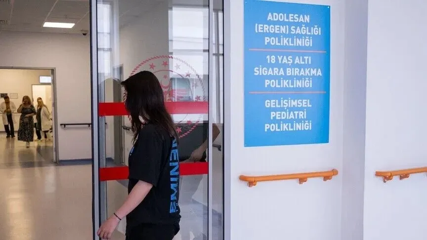 12-18-yasa-ozel-sigara-birakma-poliklinikleri-acildi-1784198294435.jpeg Sağlık Bakanlığı, Adolesan Sigara Bırakma Polikliniklerinin sayısını artırarak hizmeti Türkiye geneline yaymayı planlıyor. (Foto: AA)