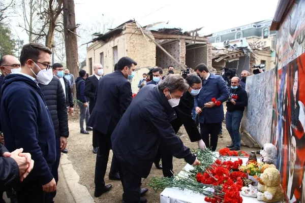İletişim Başkanı Fahrettin Altun Ermenistan'ın saldırılarında sivillerin hayatını kaybettiği Gence'yi ziyaret etti - 7