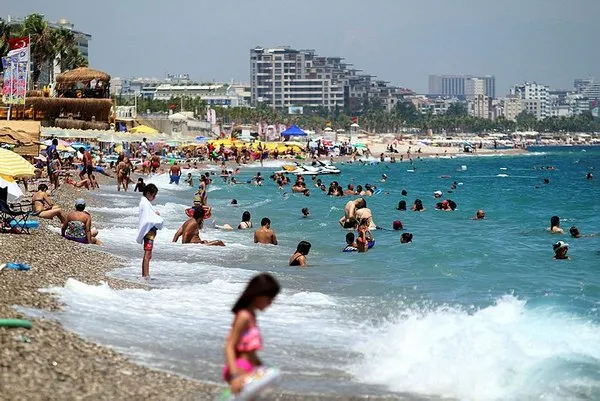 Antalya'ya turist akını: Bir günde 90 bin kişi giriş yapıyor! Bazı otellerde boş yastık bile kalmadı