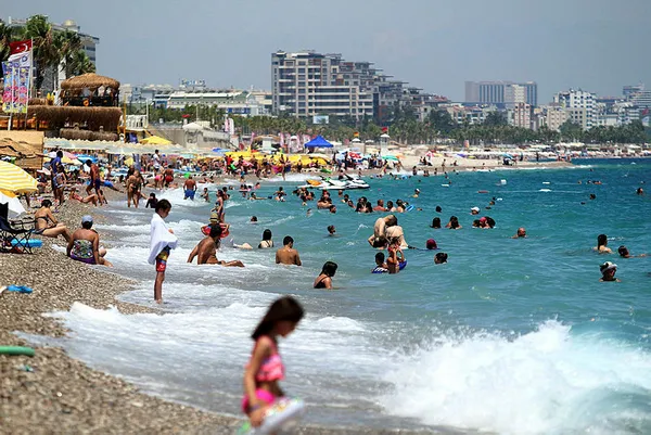 Antalya'ya turist akını: Bir günde 90 bin kişi giriş yapıyor! Bazı otellerde boş yastık bile kalmadı - 4
