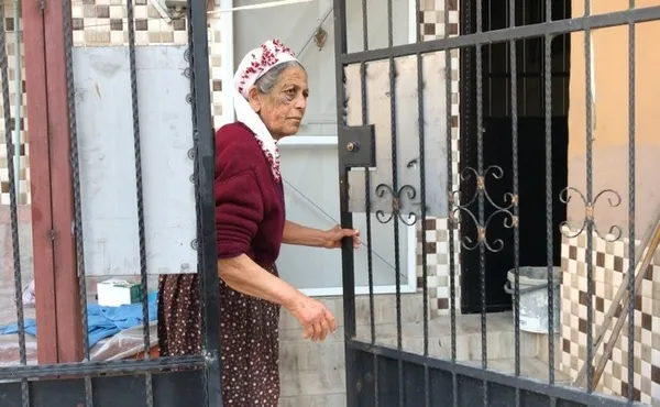 adanada-kan-donduran-olay-kanser-hastasi-yasli-kadini-once-bayiltana-kadar-dovdu-ardindan-altinlarini-caldi-1672649987112.jpg Adana’da kan donduran olay! Kanser hastası yaşlı kadını önce bayıltana kadar dövdü ardından altınlarını çaldı - 4