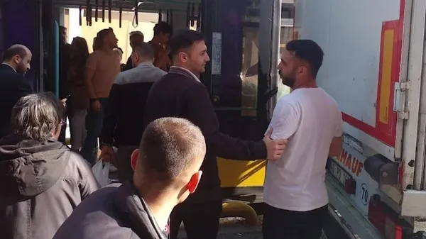 1685122257483.jpeg Tramvay tırın dorsesine çarptı: Panik anları kamerada! - 1