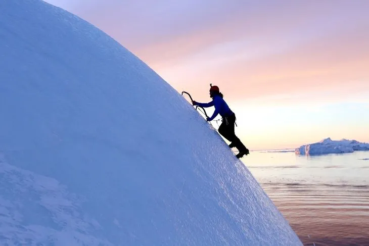 Dağcılık eğitmeni Grönland’da buz dağına tırmandı