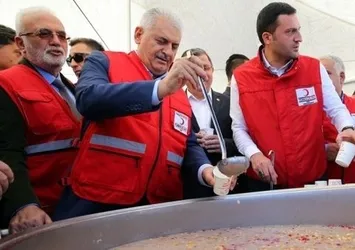Başbakan Yıldırım aşure dağıttı