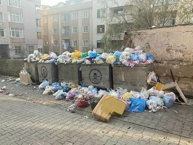 Maltepe’de çöp dağları oluştu! İBB’den skandalı örtbas etme çabası