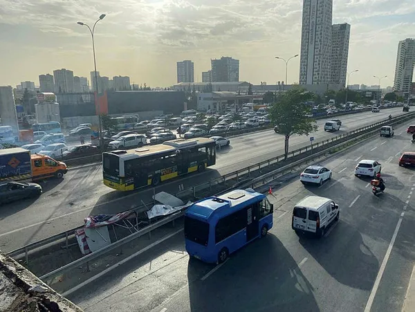 Kartal D-100'deki üst geçitte korku dolu anlar! Korkulukların araçların üzerine düşme anı kamerada - 8