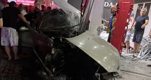 Direksiyon hakimiyetini kaybeden sürücü mağazaya daldı