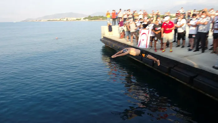 Eski Bakan Tüzmen ile 5 sporcu Mersin'den KKTC'ye yüzerek bayrak taşıdı - 4