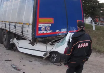 Otomobille TIR'ın altına giren genç çift öldü