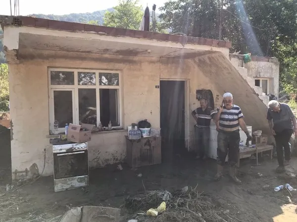 evi-sel-sulariyla-doldu-30-santimetrelik-boslukta-3-saat-hayat-mucadelesi-1629179897174.jpg Evi sel sularıyla doldu! 30 santimetrelik boşlukta 2.5 saat hayat mücadelesi - 1