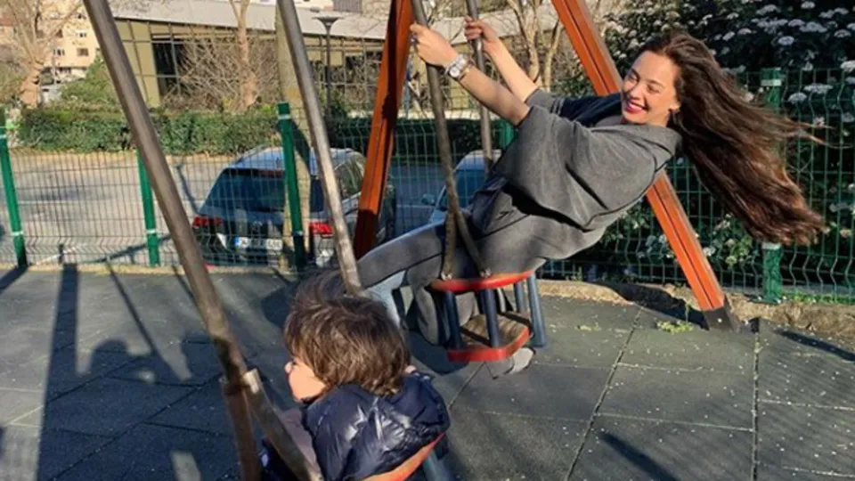 Azra Akın'dan tepki çeken paylaşım! Takipçileri ikiye bölündü