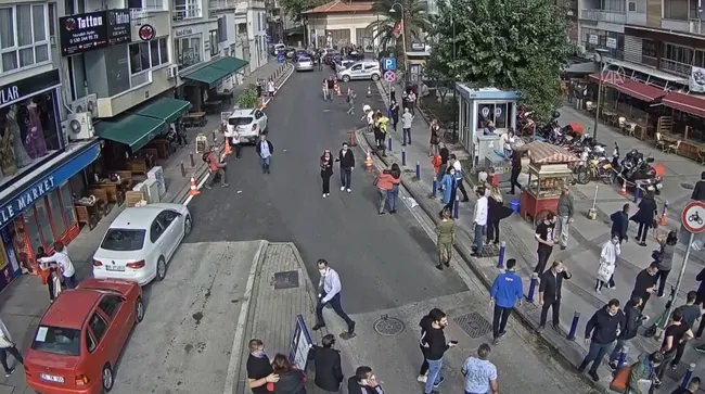 İzmir'deki deprem anından yeni görüntü! Araçlarını bırakıp kaçtılar - 3