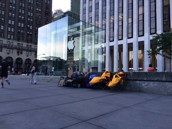 iPhone 6 uğruna sokakta sabahladılar