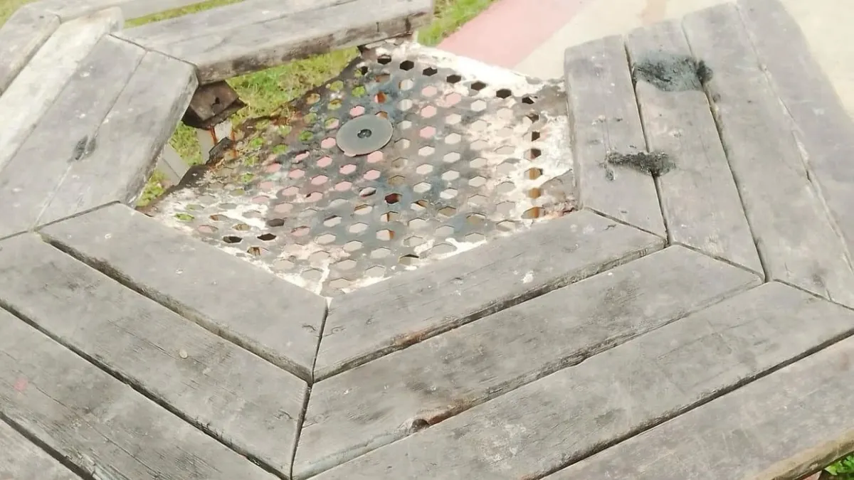 Parktaki masanın tahtalarını söküp ateşe verdiler