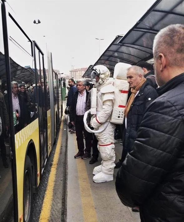 Uzunçayır’da metrobüs bekleyen ’astronot’ büyük şaşkınlığa neden oldu