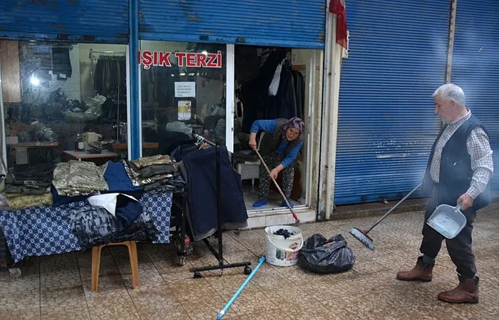 antalyada-yagis-nedeniyle-is-yerleri-su-altinda-kaldi-1732264502106.jpeg Dükkanını su basan esnaf temizlik çalışması yaptı (DHA)