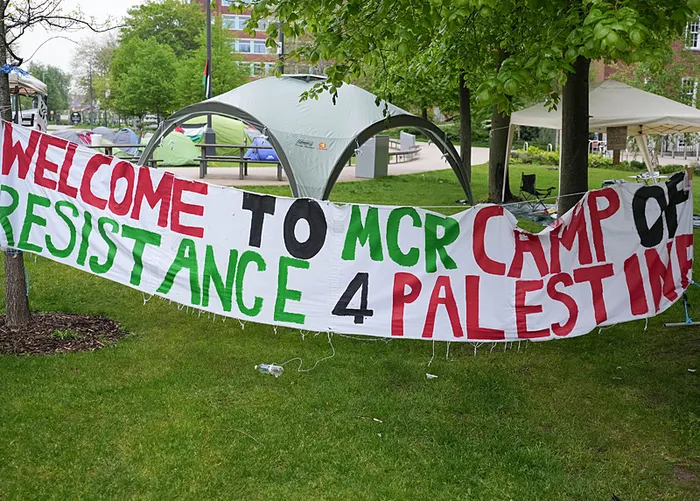 Manchester Üniversitesi’nde İsrail’e kırmızı boyalı protesto!