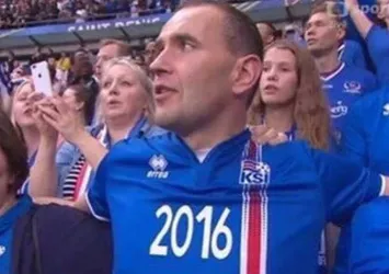 İzlanda Cumhurbaşkanı Johannesson formasıyla tribünde!