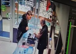 "Polisim" dedi: Bilezikleri alıp kaçtı