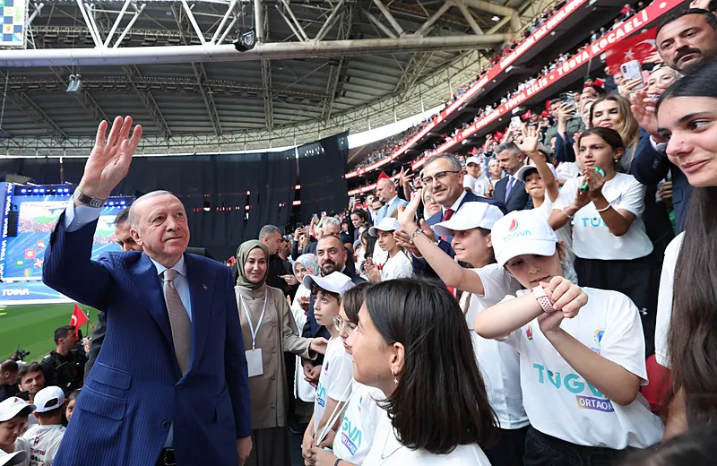 baskan-erdogandan-tugva-yaz-okullari-finalinde-net-mesaj-yavrularimizi-asla-yalniz-birakmayiz-1785524634497.png (Foto: AA)