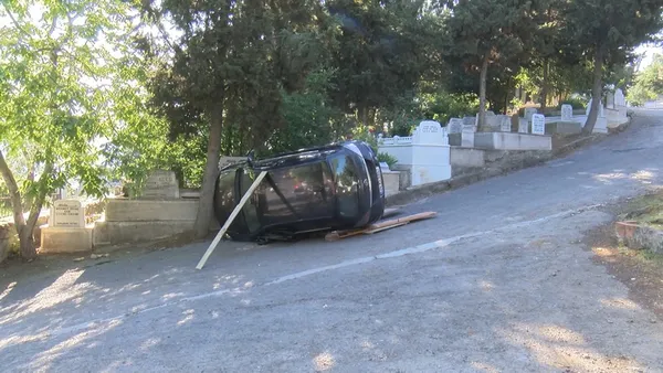 eyupsultan-mezarliginda-kaza-el-frenini-cekmeyi-unuttu-otomobil-yan-yatti-1653030848478.jpg