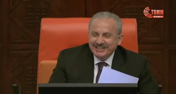 Son dakika: TBMM'de 23 Nisan Özel Oturumu'nda gülümseten anlar! Mustafa Şentop'tan Özgür Özel muhalefet esprisi - 1