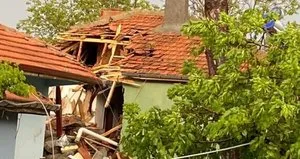 Fırtına vurdu! Camilerin minareleri yıkıldı